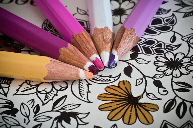 barevné tužky a omalovánky